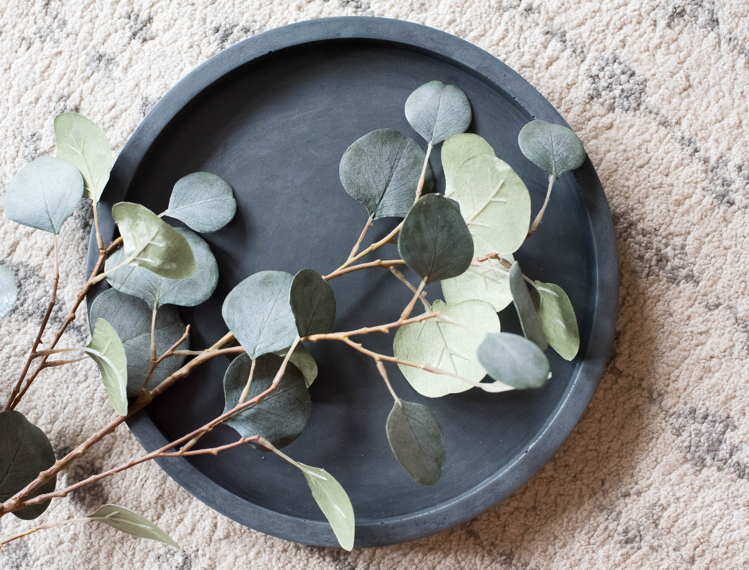 11.5" Round Concrete Tray - made by kippen